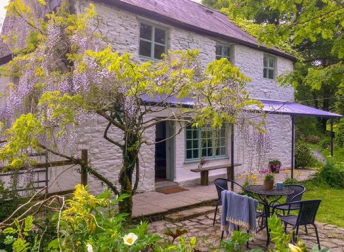 Mini moon cottage stays