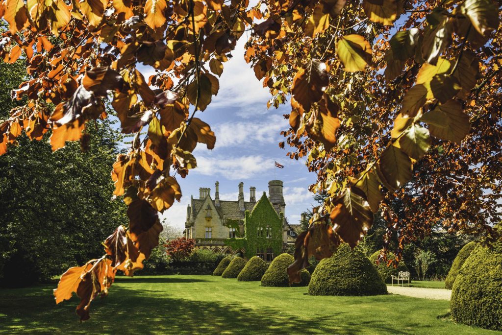 Manor-Front-Garden-Autumn_highres-Retouched-Lightened-scaled
