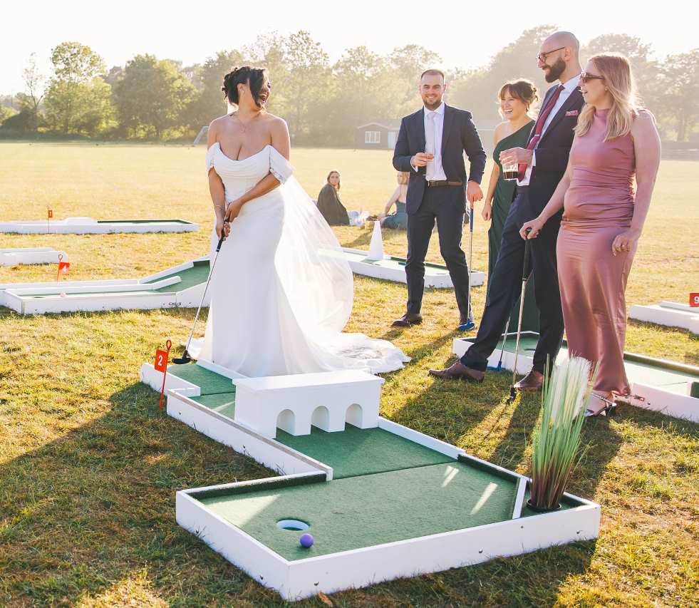 Bride playing puttputtg