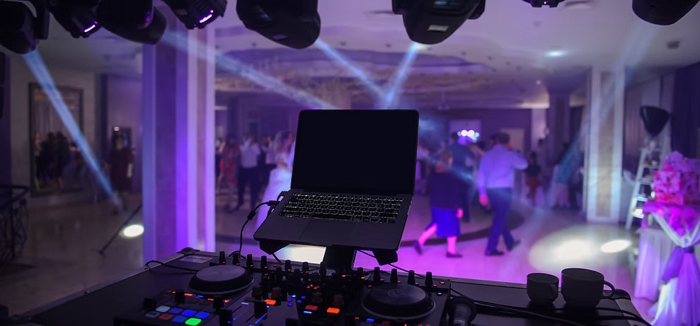 Why Your Wedding DJ Should Be Reading the Room, Not Following a Playlist 8da266 1a02dbd5734e4ece98ac648470b38c14mv2 1